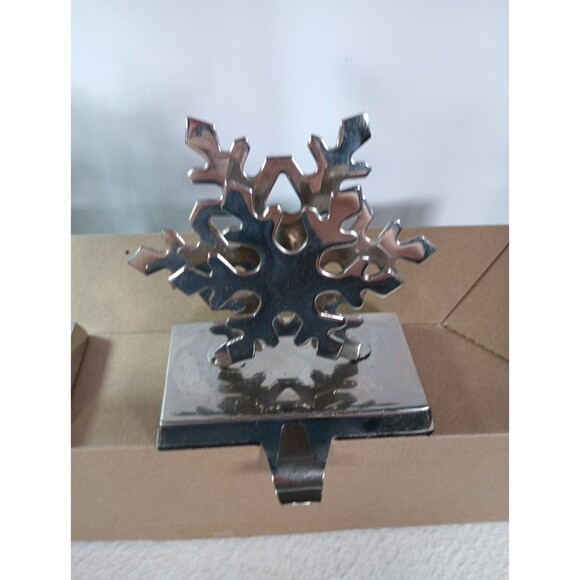 Pair of Silver Snowflake Stocking Holders – Mantelpiece Christmas Decor – Metal - Picture 5 of 13